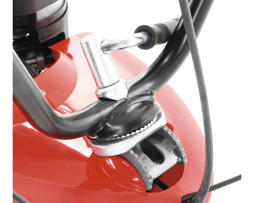 Detailný záber záhradnej frézy s upevnením rukoväte