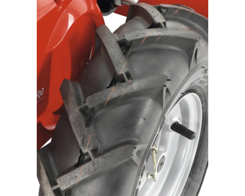 Detail traktora s hrubým profilom