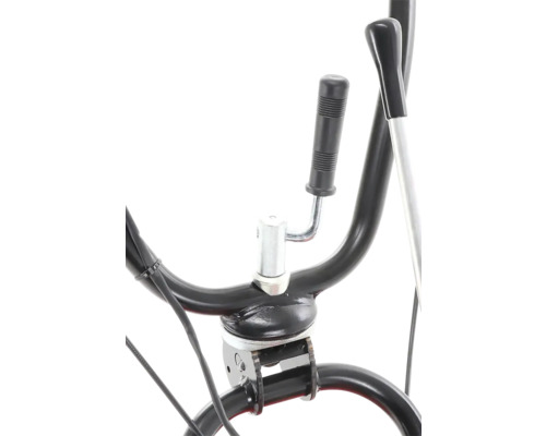 Detailný záber na riadiacu tyč snehovej frézy s čiernymi rukoväťami a striebornými ovládacími prvkami