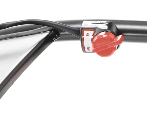 Detail záberu vypínača na záhradnom náradí