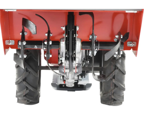 Detailný pohľad na motorový kultivátor s kolesami a frézovacími nožmi