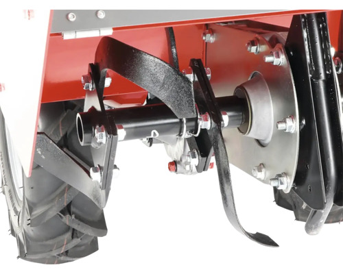 Detailný pohľad na motorovú motyku s frézovacími nožmi a pneumatikami.