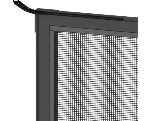 Detailný pohľad na rolovaciu sieť proti hmyzu s kefovým tesnením