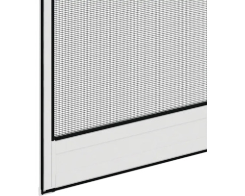 Detailný pohľad na okno proti hmyzu s rámom a sieťou