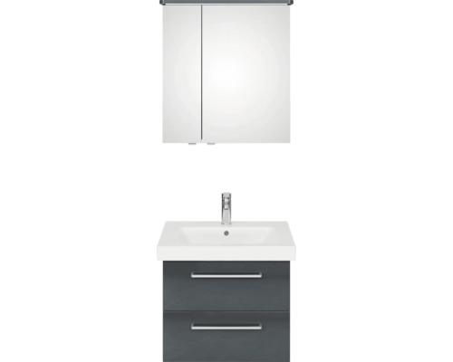 Kúpeľňa s umývadlovou skrinkou, umývadlom a zrkadlovou skrinkou