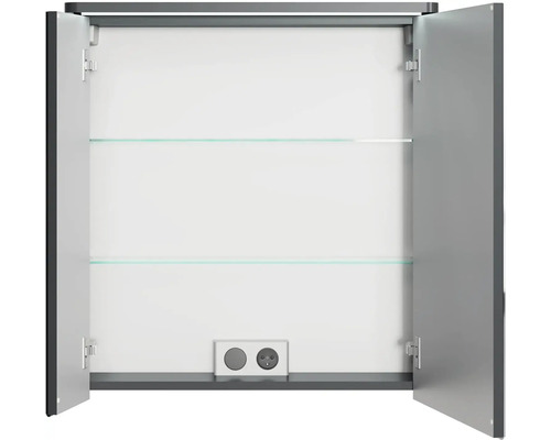 Otvorená zrkadlová skrinka s dvomi sklenenými policami a zásuvkou