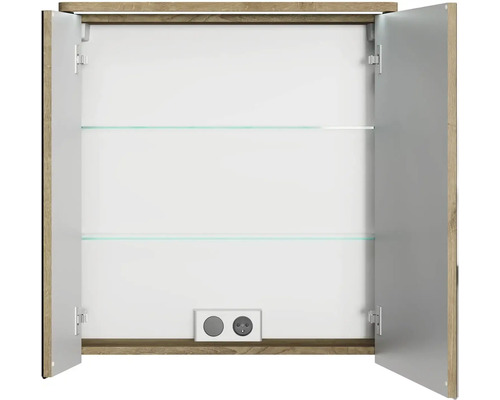 Otvorená zrkadlová skrinka s dvoma sklenenými policami a zásuvkou