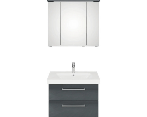 Kúpeľňa so zrkadlovou skrinkou a umývadlovou skrinkou