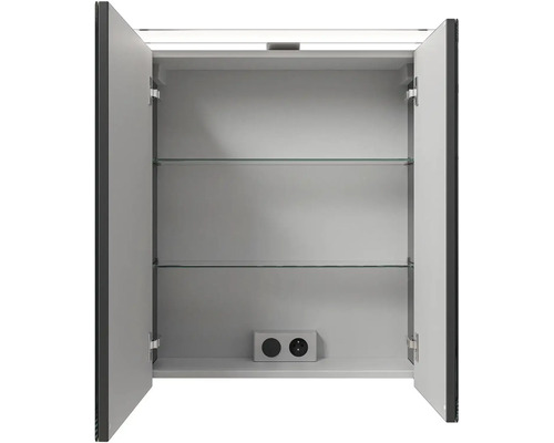 Otvorená zrkadlová skrinka s dvoma sklenenými policami a zásuvkou