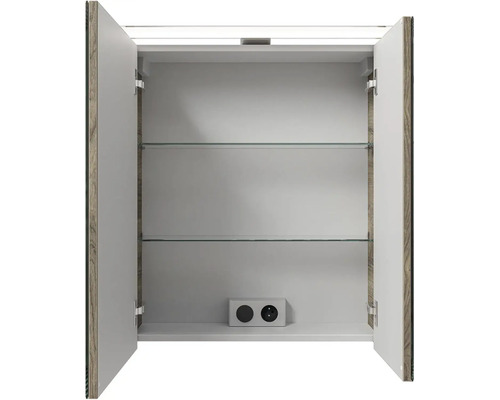 Otvorená zrkadlová skrinka s dvoma sklenenými policami a zásuvkou