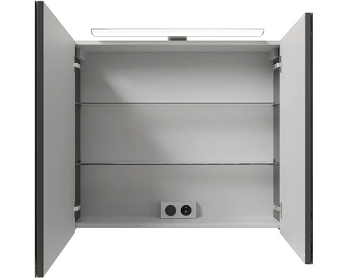 Otvorená zrkadlová skrinka s dvoma sklenenými policami, osvetlením a zásuvkou