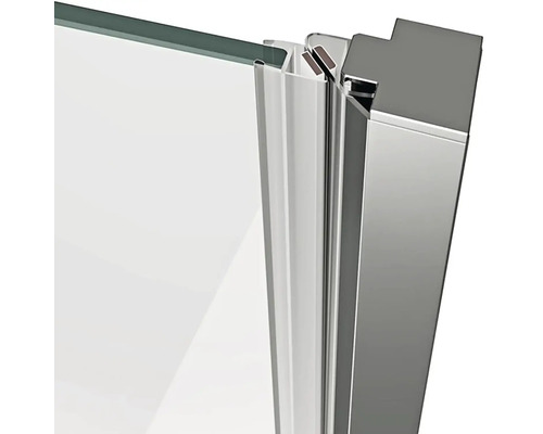 Detail sprchovacieho kúta s priehľadným sklom a strieborným kovaním