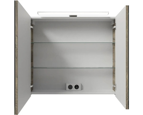 Otvorená zrkadlová skrinka s osvetlením, sklenenými policami a zásuvkou