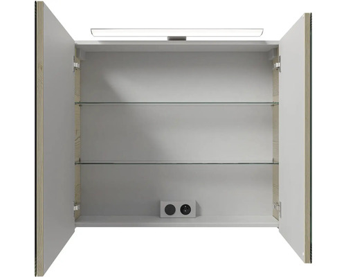 Otvorená zrkadlová skrinka s dvoma sklenenými policami, osvetlením a zásuvkou