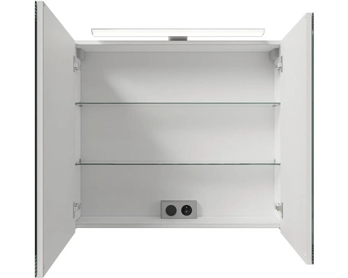 Otvorená zrkadlová skrinka s osvetlením, zásuvkami a sklenenými policami do kúpeľne.