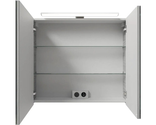 Otvorená zrkadlová skrinka so sklenenými policami a zásuvkou