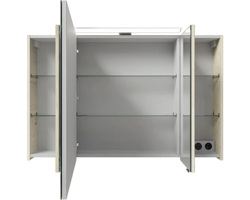 Otvorená zrkadlová skrinka so sklenenými policami a zásuvkami do kúpeľne