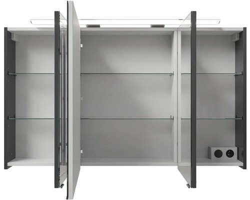 Otvorená zrkadlová skrinka so sklenenými policami a osvetlením