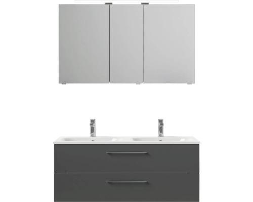 Kúpeľňa s umývadlovou skrinkou, dvojitým umývadlom a zrkadlovou skrinkou