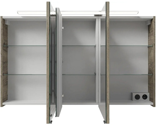 Otvorená zrkadlová skrinka so sklenenými policami a osvetlením