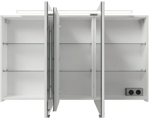 Otvorená zrkadlová skrinka so sklenenými policami a osvetlením