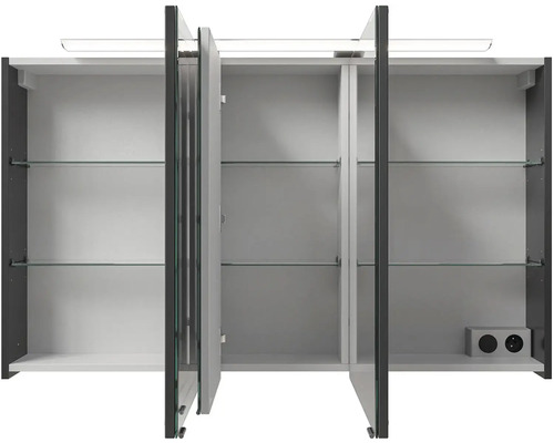 Otvorená zrkadlová skrinka so sklenenými policami a osvetlením