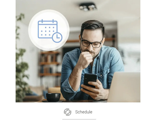 Muž s chytrým telefónom a symbolom kalendára na plánovanie