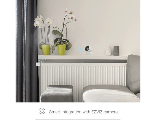 Interiér s bezpečnostnou kamerou na polici