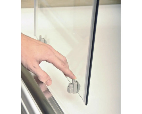 Detailný záber sprchovacieho kúta s rukou na stabilizačnom ramene