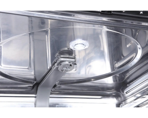 Vnútro umývačky riadu s osvetlením