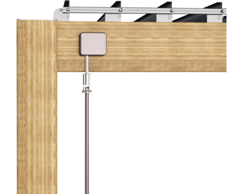 Detail závesu žalúzie na drevenej konštrukcii