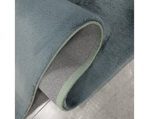 Detailný pohľad na koberec s vlasom na podlahe