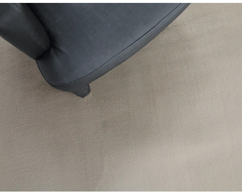 Detailný záber nohy kresla na koberci