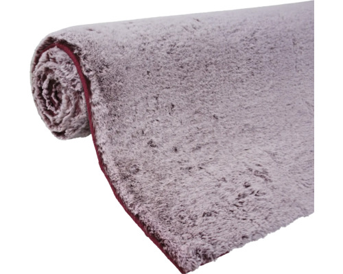 Zrolovaný koberec s vysokým vlasom