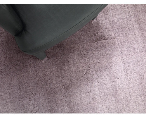 Detail koberca s vysokým vlasom vedľa kresla