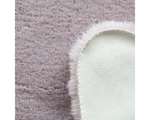 Detailný pohľad na huňatý koberec s textilným podkladom