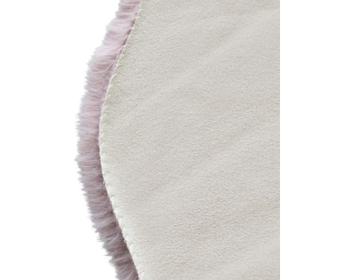 Detail okrúhleho koberca s okrajom z umelej kožušiny