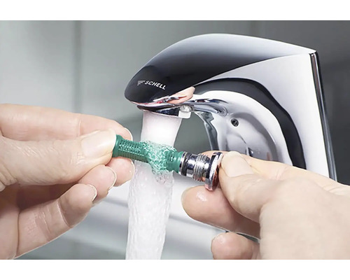 Osoba čistí vodovodný kohútik čistiacim nástrojom