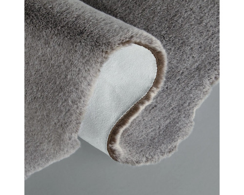 Sivý koberec s chlpatou štruktúrou