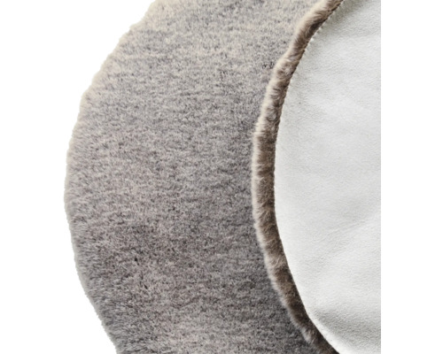 Sivý koberec z ovčej kože