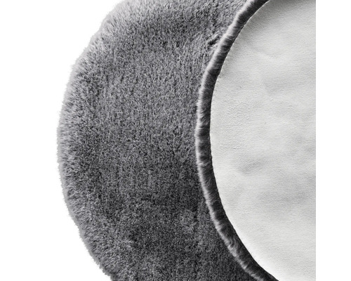Sivý okrúhly koberec s vysokým vlasom