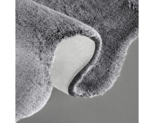 Sivý koberec s chlpatou textúrou a zadnou stranou
