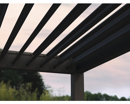 Detailný pohľad na terasové zastrešenie s lamelami