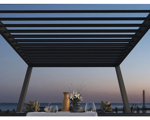 Pergola s prestretým stolom vonku