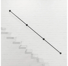 Kovové schodiskové zábradlie na stene nad schodmi