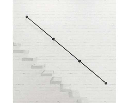 Kovové schodiskové zábradlie na stene nad schodmi