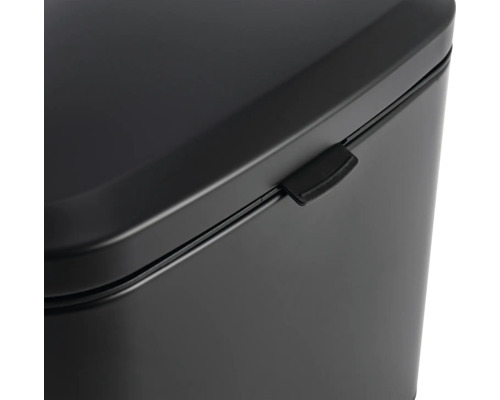 Detailný pohľad na čierny odpadkový kôš s vekom a uzatváracím mechanizmom.