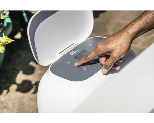 Osoba obsluhuje ovládanie vírivky značky MSpa