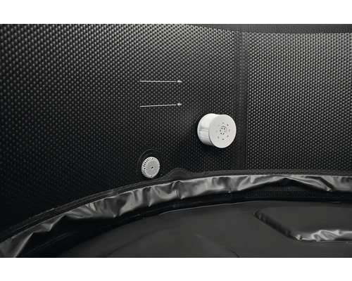 Vnútorný pohľad na nafukovací vírivku s filtračným čerpadlom a ukazovateľom hladiny