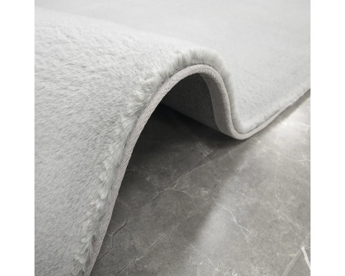 Detail šedého koberca